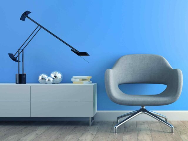 https://arquitectura.aurema-group.com/wp-content/uploads/2017/05/image-chair-blue-wall-640x480.jpg